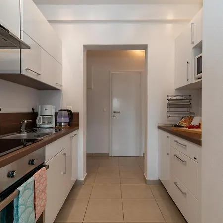 Angela * 特罗吉尔