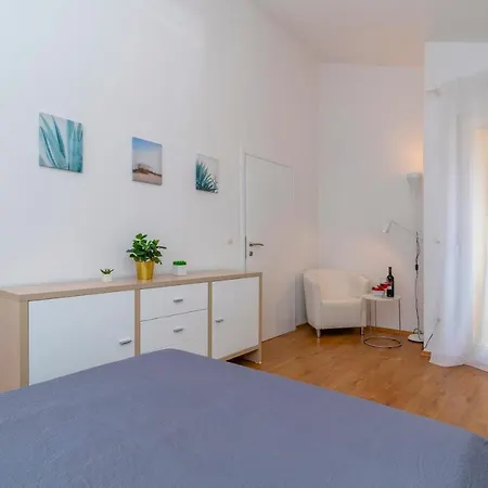 Angela トロギール