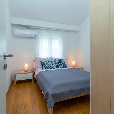 Angela トロギール